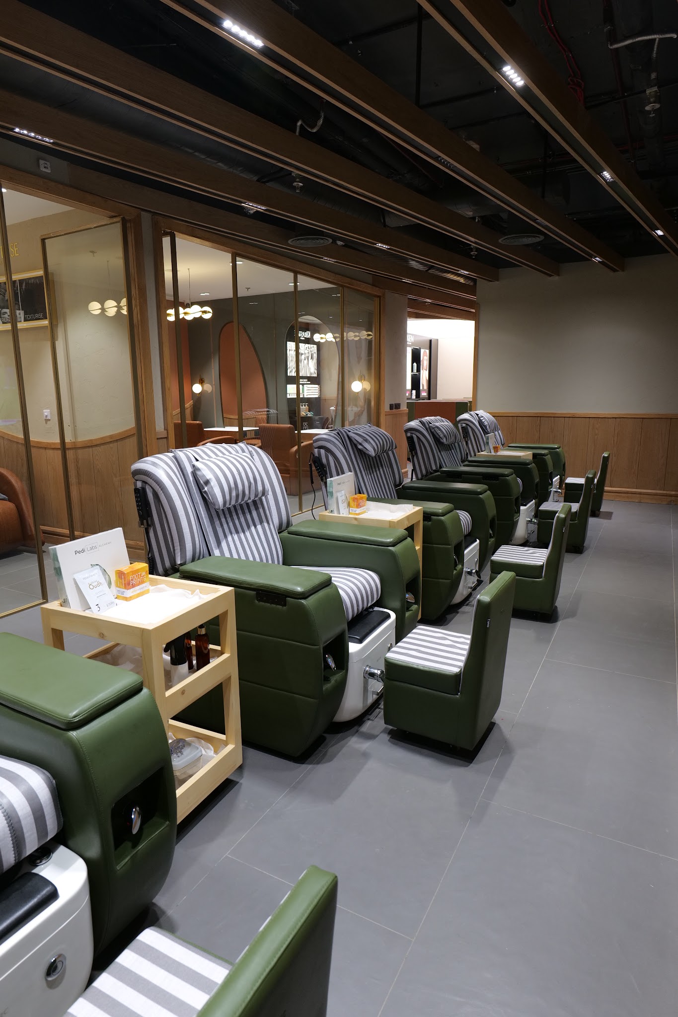 Looks Salon, Ambience Mall, Vasant Kunj - Image 3